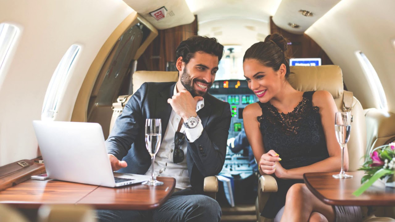 Полет на самолете на двоих. Пара в частном самолете. Фотосессия в самолете бизнес. Мужчина и женщина в самолете. Бизнес класс мужчина и женщина.