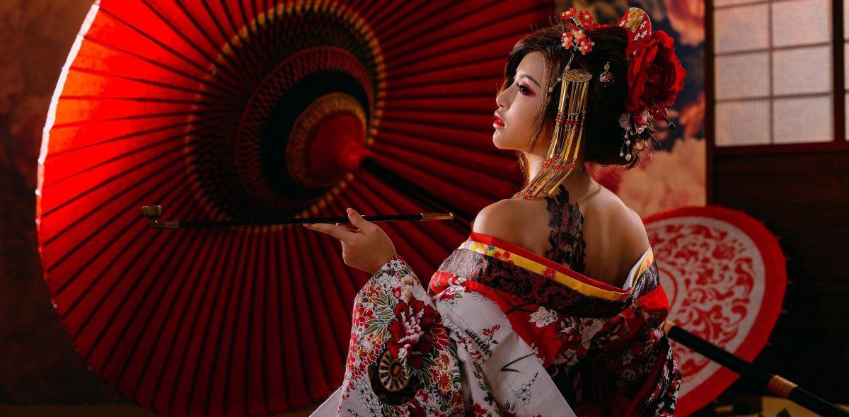 Украшения японских девушек. Гейша в машине. Geisha Monroe 2015. Mao Asada Dressed as true Geisha.