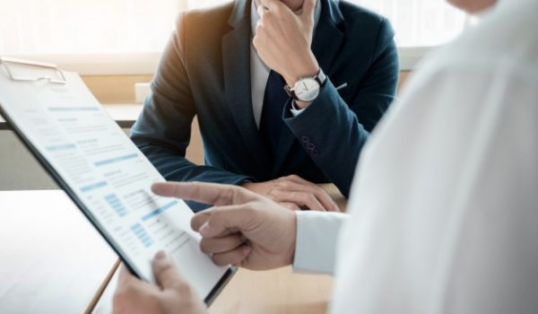 business-man-interviewer-looking-skeptical-while-listening-asian-female-interview_1423-367 business-man-interviewer-looking-skeptical-while-listening-asian-female-interview_1423-367